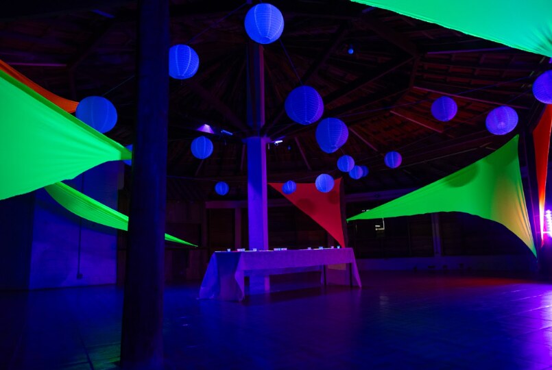 Salão decorado para festa temática à noite no Acampamento VIPS